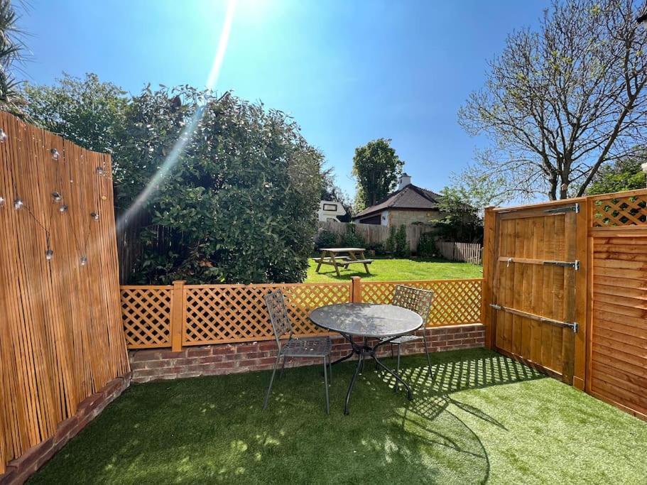 Cosy Coach House Garden Apartment By The Sea, Own Entrance Door, Garden Terrace With Exclusive Rear Door Access & Free Reserved Parking Space Only 2 Mtrs From Your Apt Door! Early Checkin From 3Pm And Late Check Out Till 11Am Available! Broadstairs Extérieur photo