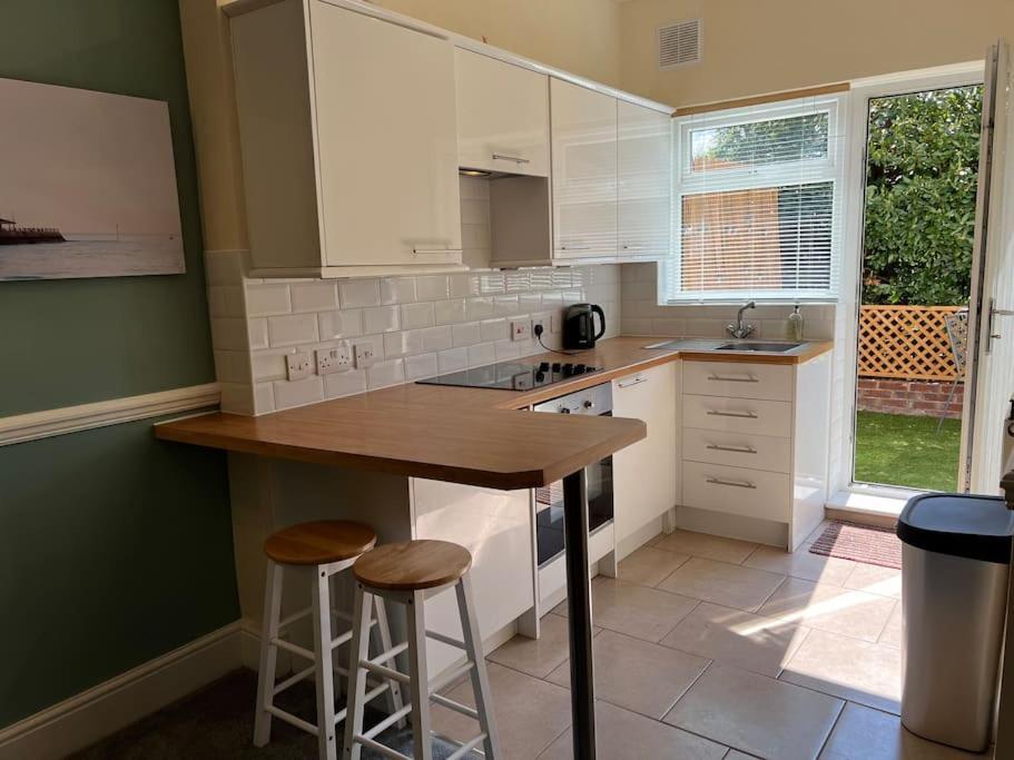 Cosy Coach House Garden Apartment By The Sea, Own Entrance Door, Garden Terrace With Exclusive Rear Door Access & Free Reserved Parking Space Only 2 Mtrs From Your Apt Door! Early Checkin From 3Pm And Late Check Out Till 11Am Available! Broadstairs Extérieur photo