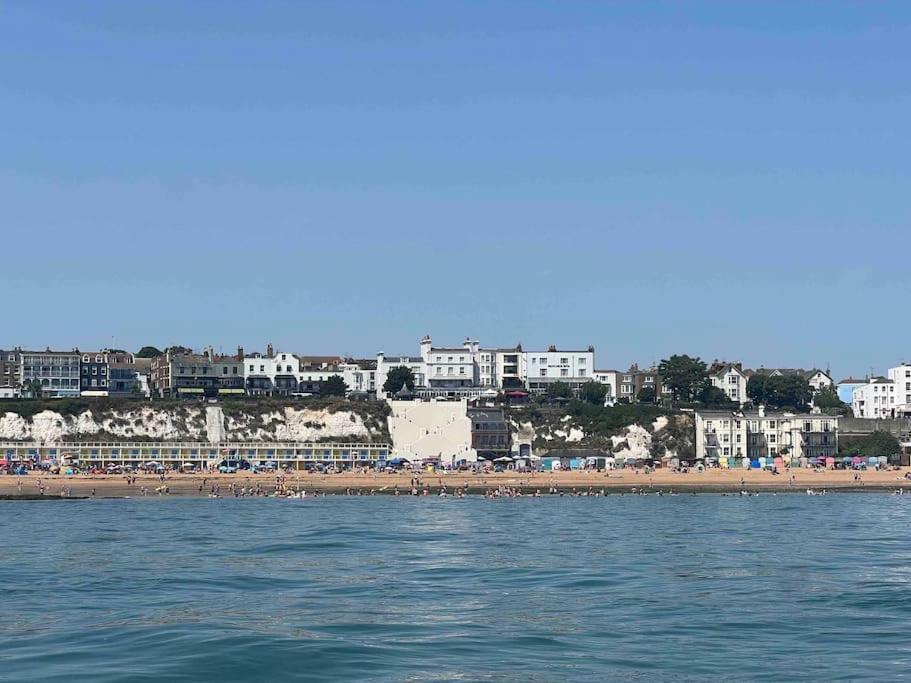 Cosy Coach House Garden Apartment By The Sea, Own Entrance Door, Garden Terrace With Exclusive Rear Door Access & Free Reserved Parking Space Only 2 Mtrs From Your Apt Door! Early Checkin From 3Pm And Late Check Out Till 11Am Available! Broadstairs Extérieur photo