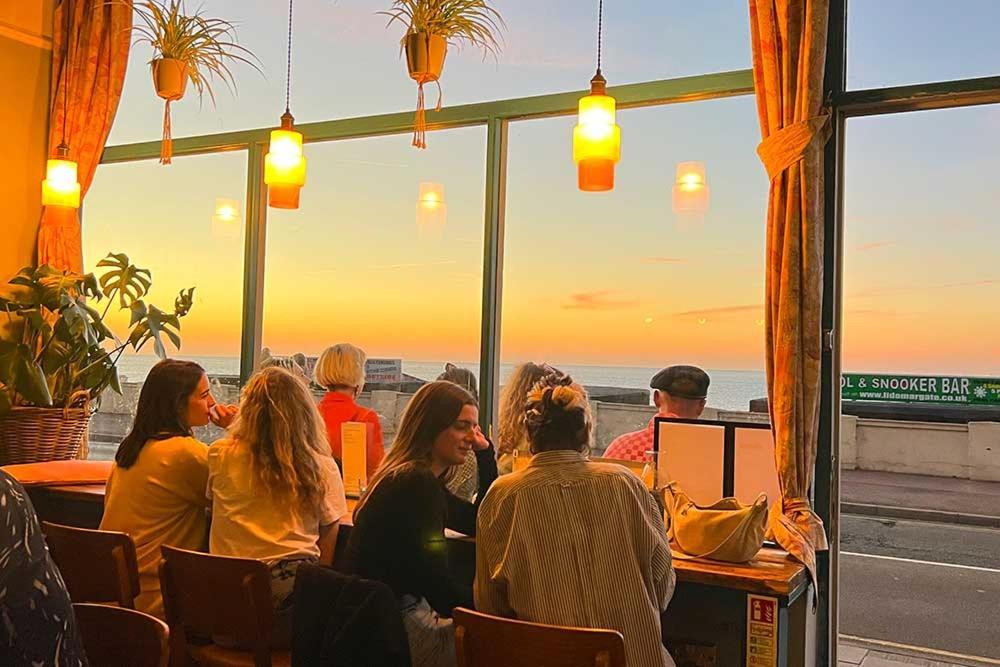 Cosy Coach House Garden Apartment By The Sea, Own Entrance Door, Garden Terrace With Exclusive Rear Door Access & Free Reserved Parking Space Only 2 Mtrs From Your Apt Door! Early Checkin From 3Pm And Late Check Out Till 11Am Available! Broadstairs Extérieur photo