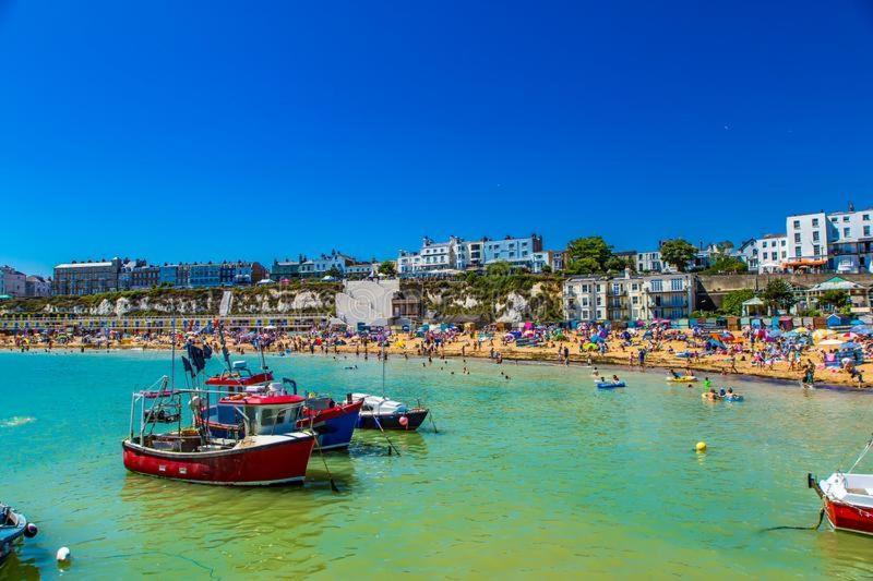 Cosy Coach House Garden Apartment By The Sea, Own Entrance Door, Garden Terrace With Exclusive Rear Door Access & Free Reserved Parking Space Only 2 Mtrs From Your Apt Door! Early Checkin From 3Pm And Late Check Out Till 11Am Available! Broadstairs Extérieur photo